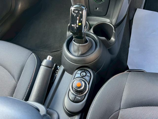 MINI クーパーD 液晶メーター:アクティブクルーズ:ヘッドアップディスプレイ:スマートキー:LEDフォグ:純正ナビ:Bluetooth:Pスタート:ユニオンジャックテールライト:ディーラー記録簿(23枚目)