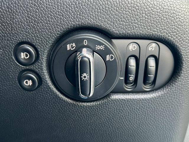 MINI クーパーD 液晶メーター:アクティブクルーズ:ヘッドアップディスプレイ:スマートキー:LEDフォグ:純正ナビ:Bluetooth:Pスタート:ユニオンジャックテールライト:ディーラー記録簿(27枚目)