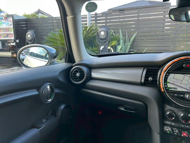 MINI クーパーD 液晶メーター:アクティブクルーズ:ヘッドアップディスプレイ:スマートキー:LEDフォグ:純正ナビ:Bluetooth:Pスタート:ユニオンジャックテールライト:ディーラー記録簿(28枚目)