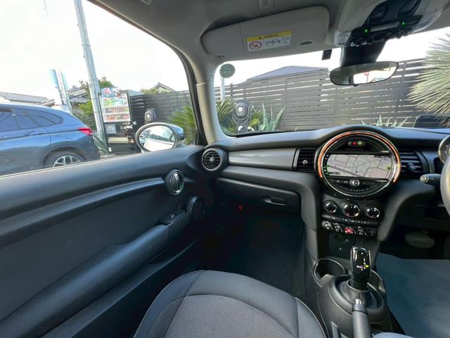 MINI クーパーD 液晶メーター:アクティブクルーズ:ヘッドアップディスプレイ:スマートキー:LEDフォグ:純正ナビ:Bluetooth:Pスタート:ユニオンジャックテールライト:ディーラー記録簿(29枚目)