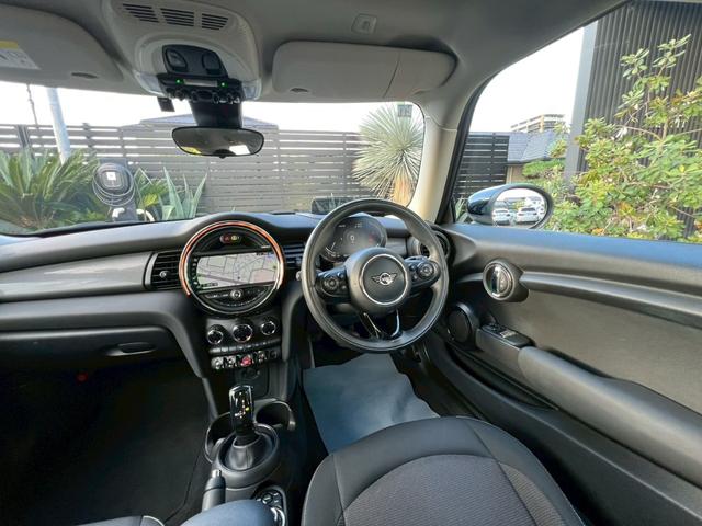 MINI クーパーD 液晶メーター:アクティブクルーズ:ヘッドアップディスプレイ:スマートキー:LEDフォグ:純正ナビ:Bluetooth:Pスタート:ユニオンジャックテールライト:ディーラー記録簿(31枚目)