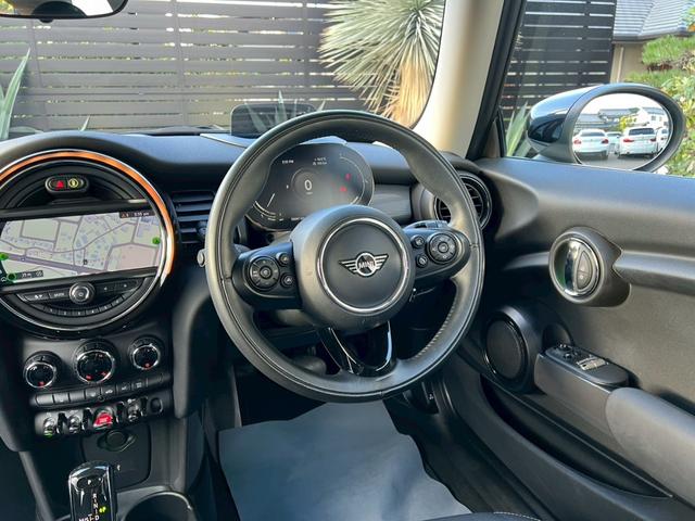 MINI クーパーD 液晶メーター:アクティブクルーズ:ヘッドアップディスプレイ:スマートキー:LEDフォグ:純正ナビ:Bluetooth:Pスタート:ユニオンジャックテールライト:ディーラー記録簿(32枚目)