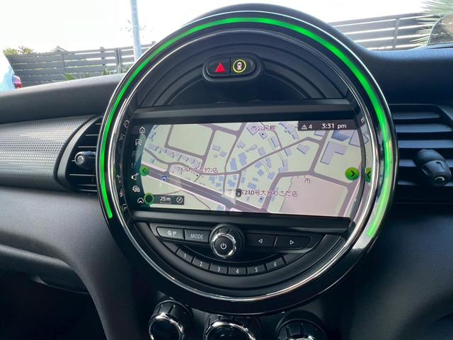 MINI クーパーD 液晶メーター:アクティブクルーズ:ヘッドアップディスプレイ:スマートキー:LEDフォグ:純正ナビ:Bluetooth:Pスタート:ユニオンジャックテールライト:ディーラー記録簿(33枚目)