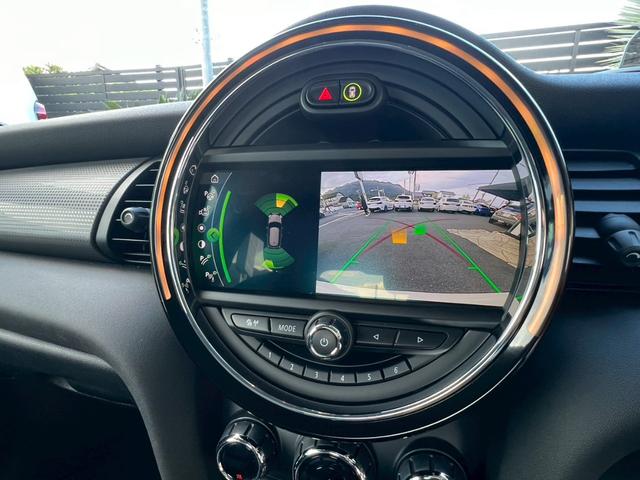 MINI クーパーD 液晶メーター:アクティブクルーズ:ヘッドアップディスプレイ:スマートキー:LEDフォグ:純正ナビ:Bluetooth:Pスタート:ユニオンジャックテールライト:ディーラー記録簿(37枚目)