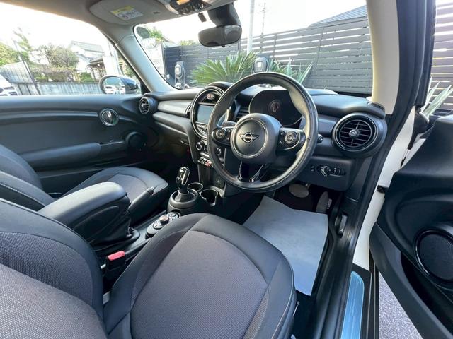 MINI クーパーD 液晶メーター:アクティブクルーズ:ヘッドアップディスプレイ:スマートキー:LEDフォグ:純正ナビ:Bluetooth:Pスタート:ユニオンジャックテールライト:ディーラー記録簿(41枚目)