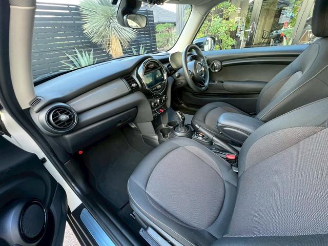 MINI クーパーD 液晶メーター:アクティブクルーズ:ヘッドアップディスプレイ:スマートキー:LEDフォグ:純正ナビ:Bluetooth:Pスタート:ユニオンジャックテールライト:ディーラー記録簿(42枚目)