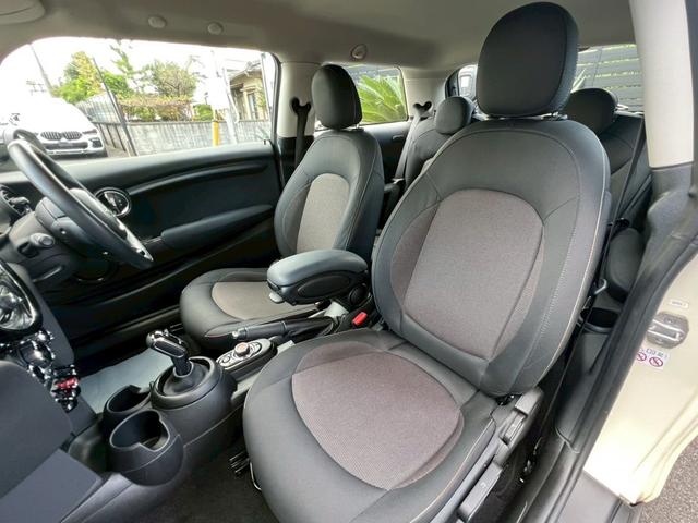 MINI クーパーD 液晶メーター:アクティブクルーズ:ヘッドアップディスプレイ:スマートキー:LEDフォグ:純正ナビ:Bluetooth:Pスタート:ユニオンジャックテールライト:ディーラー記録簿(45枚目)