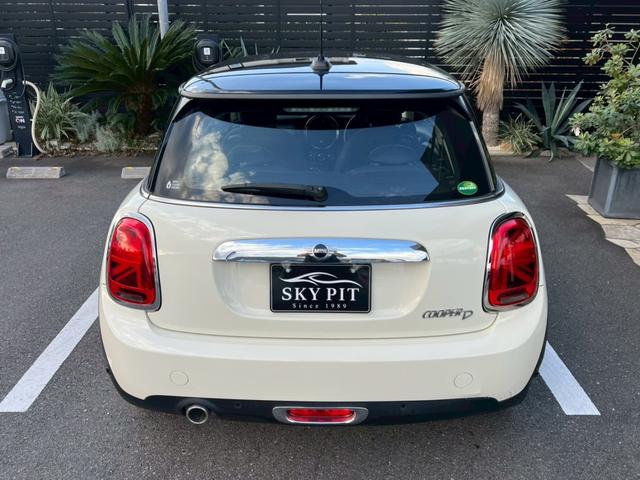MINI クーパーD 液晶メーター:アクティブクルーズ:ヘッドアップディスプレイ:スマートキー:LEDフォグ:純正ナビ:Bluetooth:Pスタート:ユニオンジャックテールライト:ディーラー記録簿(46枚目)