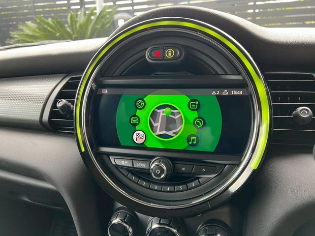 MINI クーパー オーディオカスタム:LEDヘッドライト:LCIモデル:OZ17インチAW:純正ナビ:ドライビングアシスト:ETC:Bカメラ:前後ソナー:スマートキー(27枚目)