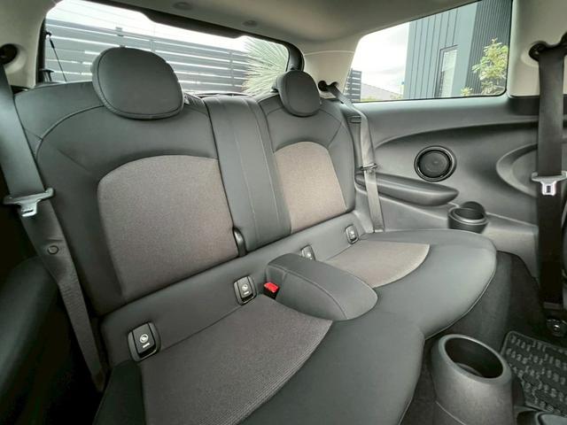 MINI クーパー オーディオカスタム:LEDヘッドライト:LCIモデル:OZ17インチAW:純正ナビ:ドライビングアシスト:ETC:Bカメラ:前後ソナー:スマートキー(34枚目)