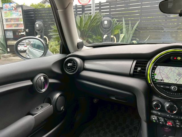 MINI クーパー オーディオカスタム:LEDヘッドライト:LCIモデル:OZ17インチAW:純正ナビ:ドライビングアシスト:ETC:Bカメラ:前後ソナー:スマートキー(40枚目)