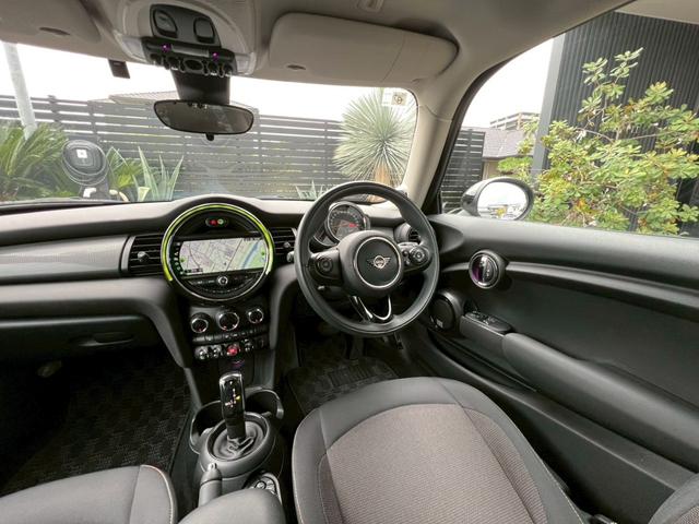 MINI クーパー オーディオカスタム:LEDヘッドライト:LCIモデル:OZ17インチAW:純正ナビ:ドライビングアシスト:ETC:Bカメラ:前後ソナー:スマートキー(43枚目)