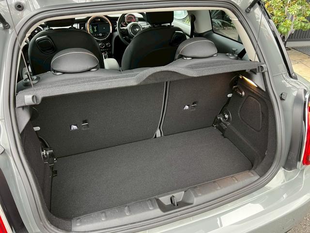 MINI クーパー オーディオカスタム:LEDヘッドライト:LCIモデル:OZ17インチAW:純正ナビ:ドライビングアシスト:ETC:Bカメラ:前後ソナー:スマートキー(49枚目)