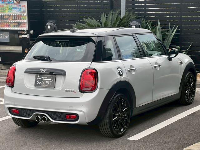 MINI クーパーS 5ドア DCT 2020モデル:インテリアサーフェス:スマートキー:LEDヘッドライト・フォグ:純正ナビ:Bカメラ:前後ソナー:ドラレコ:アクティブクルーズ:Dアシスト:7速DCT電子シフト:ドライブモードセレクト(3枚目)