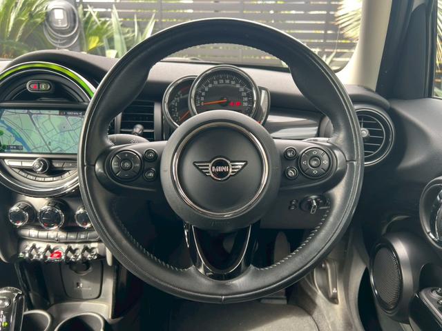 MINI クーパーS 5ドア DCT 2020モデル:インテリアサーフェス:スマートキー:LEDヘッドライト・フォグ:純正ナビ:Bカメラ:前後ソナー:ドラレコ:アクティブクルーズ:Dアシスト:7速DCT電子シフト:ドライブモードセレクト(20枚目)