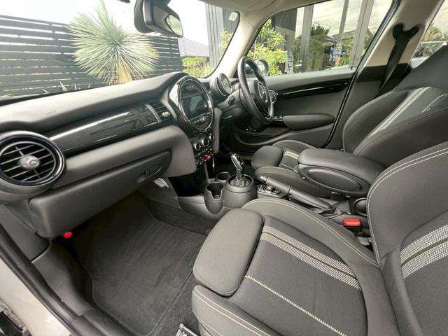 MINI クーパーS 5ドア DCT 2020モデル:インテリアサーフェス:スマートキー:LEDヘッドライト・フォグ:純正ナビ:Bカメラ:前後ソナー:ドラレコ:アクティブクルーズ:Dアシスト:7速DCT電子シフト:ドライブモードセレクト(41枚目)