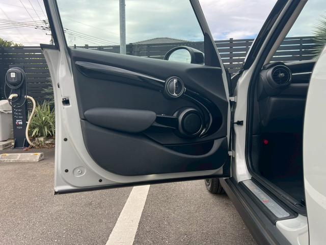 MINI クーパーS 5ドア DCT 2020モデル:インテリアサーフェス:スマートキー:LEDヘッドライト・フォグ:純正ナビ:Bカメラ:前後ソナー:ドラレコ:アクティブクルーズ:Dアシスト:7速DCT電子シフト:ドライブモードセレクト(43枚目)