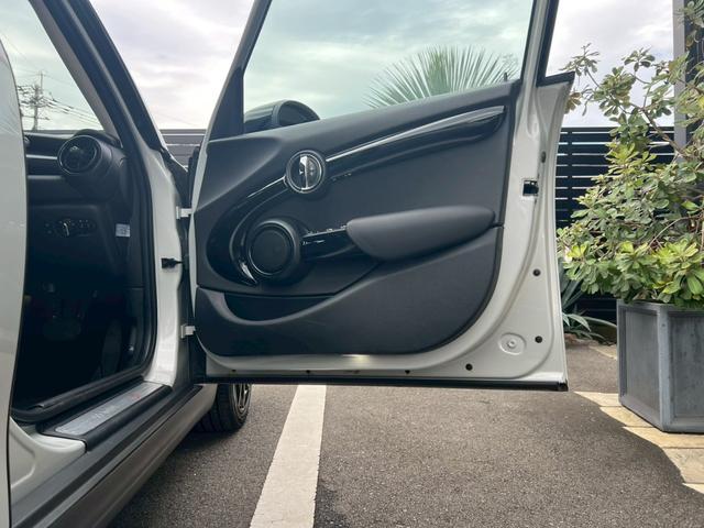 MINI クーパーS 5ドア DCT 2020モデル:インテリアサーフェス:スマートキー:LEDヘッドライト・フォグ:純正ナビ:Bカメラ:前後ソナー:ドラレコ:アクティブクルーズ:Dアシスト:7速DCT電子シフト:ドライブモードセレクト(45枚目)