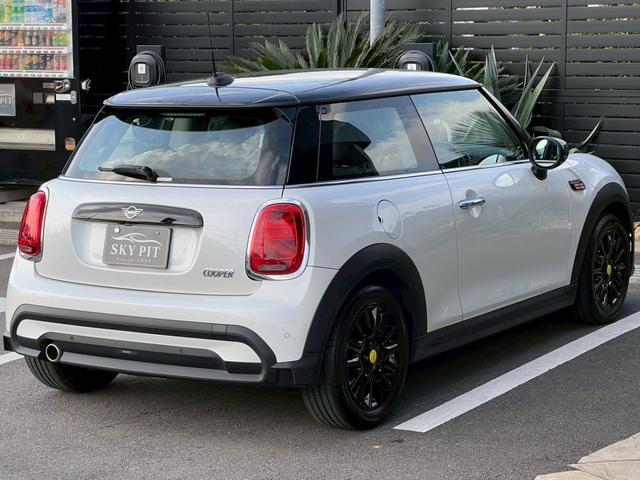 ＭＩＮＩ クーパー　マルチトーンルーフ：クラシックトリム：ボディーカラーナノクホワイト：シートヒーター：ハーフレザーシート：純正ナビ：クルコン：スマートキー×２：Ｂカメラ：前後ソナー：純正１６インチＡＷ：内蔵ルームミラー（3枚目）