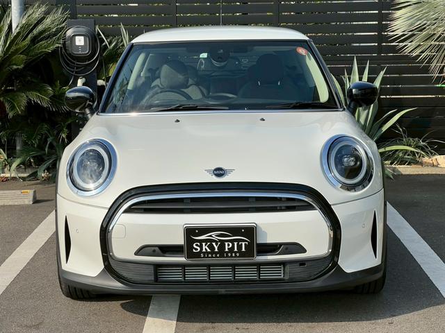 ＭＩＮＩ クーパー　マルチトーンルーフ：クラシックトリム：ボディーカラーナノクホワイト：シートヒーター：ハーフレザーシート：純正ナビ：クルコン：スマートキー×２：Ｂカメラ：前後ソナー：純正１６インチＡＷ：内蔵ルームミラー（4枚目）