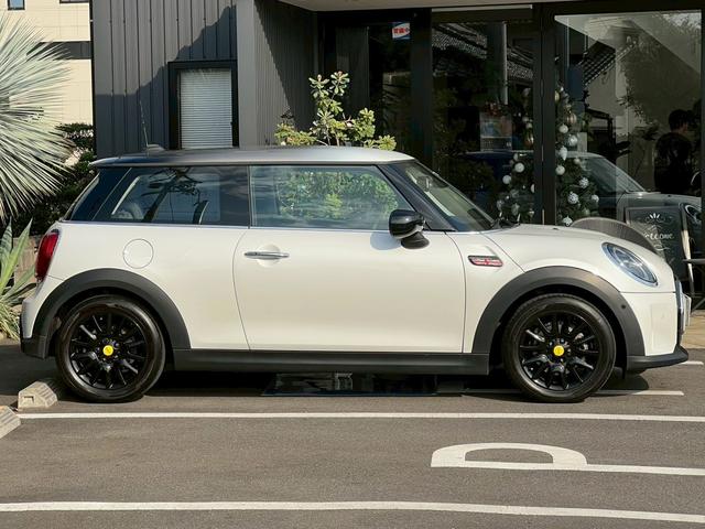 ＭＩＮＩ クーパー　マルチトーンルーフ：クラシックトリム：ボディーカラーナノクホワイト：シートヒーター：ハーフレザーシート：純正ナビ：クルコン：スマートキー×２：Ｂカメラ：前後ソナー：純正１６インチＡＷ：内蔵ルームミラー（5枚目）