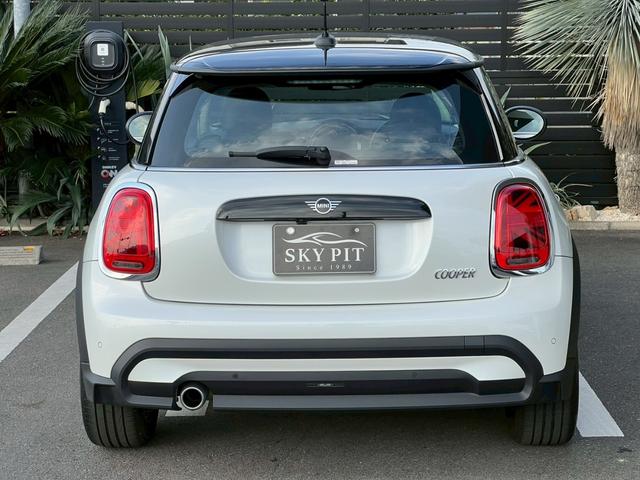 ＭＩＮＩ クーパー　マルチトーンルーフ：クラシックトリム：ボディーカラーナノクホワイト：シートヒーター：ハーフレザーシート：純正ナビ：クルコン：スマートキー×２：Ｂカメラ：前後ソナー：純正１６インチＡＷ：内蔵ルームミラー（6枚目）