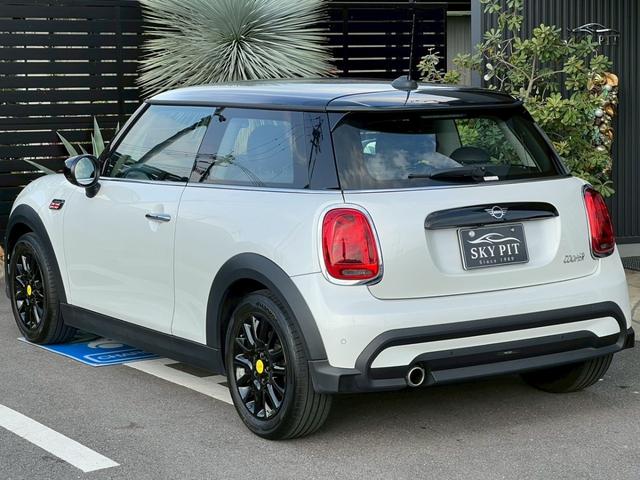 ＭＩＮＩ クーパー　マルチトーンルーフ：クラシックトリム：ボディーカラーナノクホワイト：シートヒーター：ハーフレザーシート：純正ナビ：クルコン：スマートキー×２：Ｂカメラ：前後ソナー：純正１６インチＡＷ：内蔵ルームミラー（9枚目）