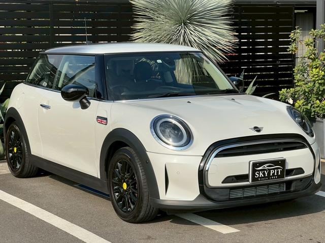 ＭＩＮＩ クーパー　マルチトーンルーフ：クラシックトリム：ボディーカラーナノクホワイト：シートヒーター：ハーフレザーシート：純正ナビ：クルコン：スマートキー×２：Ｂカメラ：前後ソナー：純正１６インチＡＷ：内蔵ルームミラー（10枚目）