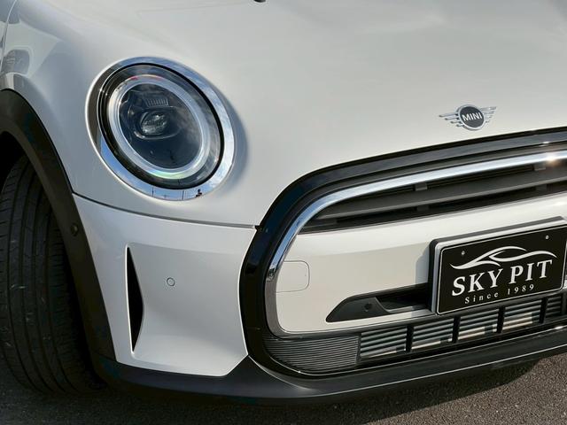 ＭＩＮＩ クーパー　マルチトーンルーフ：クラシックトリム：ボディーカラーナノクホワイト：シートヒーター：ハーフレザーシート：純正ナビ：クルコン：スマートキー×２：Ｂカメラ：前後ソナー：純正１６インチＡＷ：内蔵ルームミラー（11枚目）