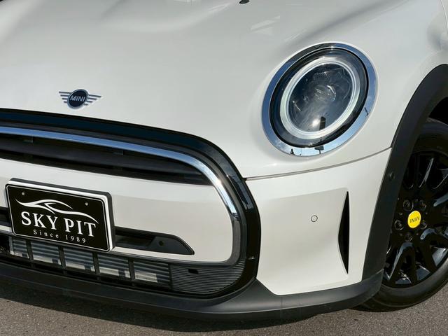 ＭＩＮＩ クーパー　マルチトーンルーフ：クラシックトリム：ボディーカラーナノクホワイト：シートヒーター：ハーフレザーシート：純正ナビ：クルコン：スマートキー×２：Ｂカメラ：前後ソナー：純正１６インチＡＷ：内蔵ルームミラー（12枚目）