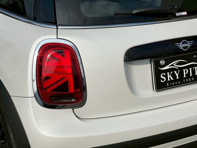 ＭＩＮＩ クーパー　マルチトーンルーフ：クラシックトリム：ボディーカラーナノクホワイト：シートヒーター：ハーフレザーシート：純正ナビ：クルコン：スマートキー×２：Ｂカメラ：前後ソナー：純正１６インチＡＷ：内蔵ルームミラー（13枚目）