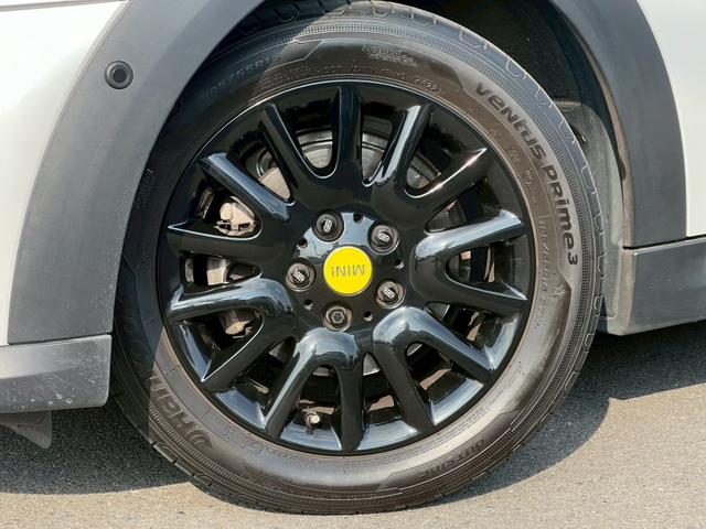 ＭＩＮＩ クーパー　マルチトーンルーフ：クラシックトリム：ボディーカラーナノクホワイト：シートヒーター：ハーフレザーシート：純正ナビ：クルコン：スマートキー×２：Ｂカメラ：前後ソナー：純正１６インチＡＷ：内蔵ルームミラー（15枚目）