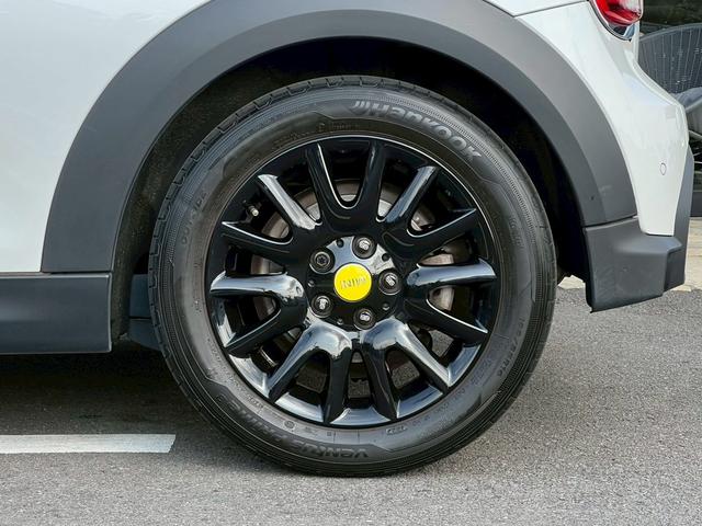 ＭＩＮＩ クーパー　マルチトーンルーフ：クラシックトリム：ボディーカラーナノクホワイト：シートヒーター：ハーフレザーシート：純正ナビ：クルコン：スマートキー×２：Ｂカメラ：前後ソナー：純正１６インチＡＷ：内蔵ルームミラー（17枚目）