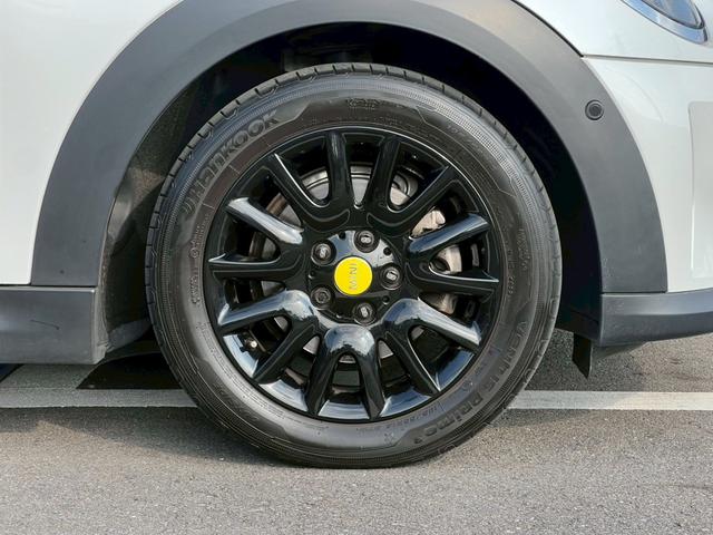 ＭＩＮＩ クーパー　マルチトーンルーフ：クラシックトリム：ボディーカラーナノクホワイト：シートヒーター：ハーフレザーシート：純正ナビ：クルコン：スマートキー×２：Ｂカメラ：前後ソナー：純正１６インチＡＷ：内蔵ルームミラー（18枚目）