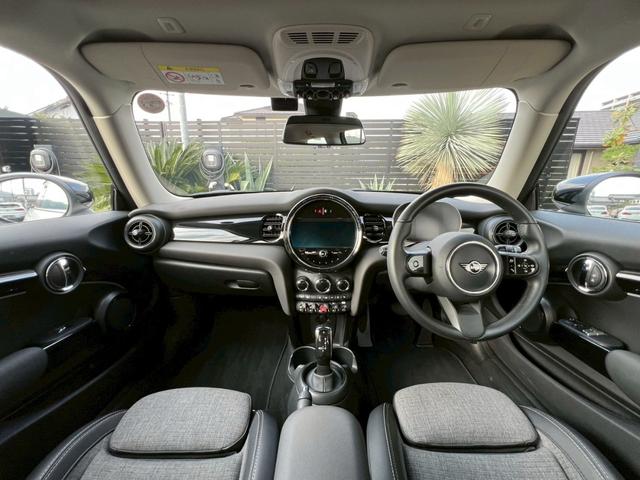 ＭＩＮＩ クーパー　マルチトーンルーフ：クラシックトリム：ボディーカラーナノクホワイト：シートヒーター：ハーフレザーシート：純正ナビ：クルコン：スマートキー×２：Ｂカメラ：前後ソナー：純正１６インチＡＷ：内蔵ルームミラー（21枚目）