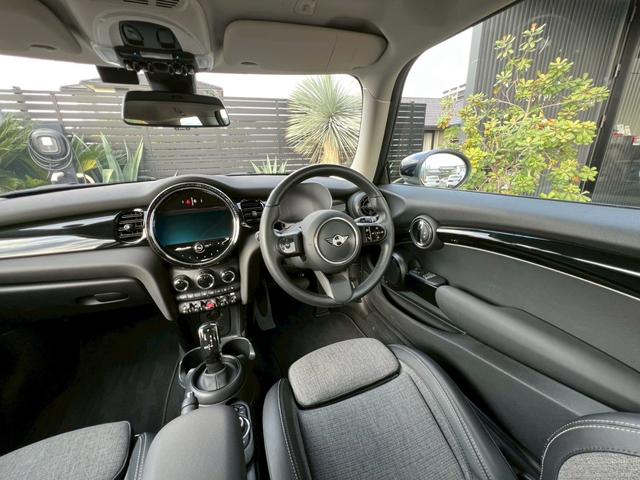 ＭＩＮＩ クーパー　マルチトーンルーフ：クラシックトリム：ボディーカラーナノクホワイト：シートヒーター：ハーフレザーシート：純正ナビ：クルコン：スマートキー×２：Ｂカメラ：前後ソナー：純正１６インチＡＷ：内蔵ルームミラー（22枚目）