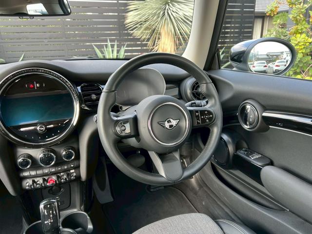 ＭＩＮＩ クーパー　マルチトーンルーフ：クラシックトリム：ボディーカラーナノクホワイト：シートヒーター：ハーフレザーシート：純正ナビ：クルコン：スマートキー×２：Ｂカメラ：前後ソナー：純正１６インチＡＷ：内蔵ルームミラー（23枚目）