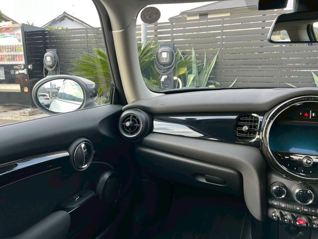 ＭＩＮＩ クーパー　マルチトーンルーフ：クラシックトリム：ボディーカラーナノクホワイト：シートヒーター：ハーフレザーシート：純正ナビ：クルコン：スマートキー×２：Ｂカメラ：前後ソナー：純正１６インチＡＷ：内蔵ルームミラー（24枚目）