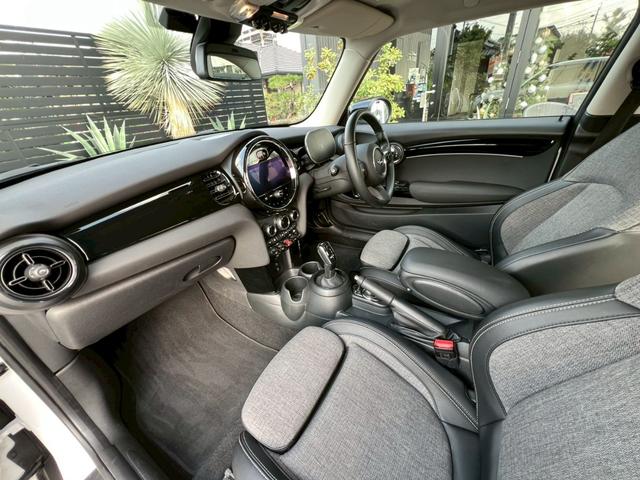 ＭＩＮＩ クーパー　マルチトーンルーフ：クラシックトリム：ボディーカラーナノクホワイト：シートヒーター：ハーフレザーシート：純正ナビ：クルコン：スマートキー×２：Ｂカメラ：前後ソナー：純正１６インチＡＷ：内蔵ルームミラー（25枚目）