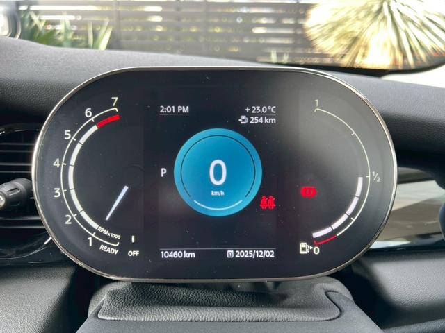 ＭＩＮＩ クーパー　マルチトーンルーフ：クラシックトリム：ボディーカラーナノクホワイト：シートヒーター：ハーフレザーシート：純正ナビ：クルコン：スマートキー×２：Ｂカメラ：前後ソナー：純正１６インチＡＷ：内蔵ルームミラー（26枚目）