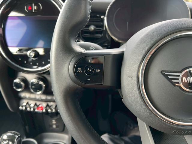 ＭＩＮＩ クーパー　マルチトーンルーフ：クラシックトリム：ボディーカラーナノクホワイト：シートヒーター：ハーフレザーシート：純正ナビ：クルコン：スマートキー×２：Ｂカメラ：前後ソナー：純正１６インチＡＷ：内蔵ルームミラー（29枚目）