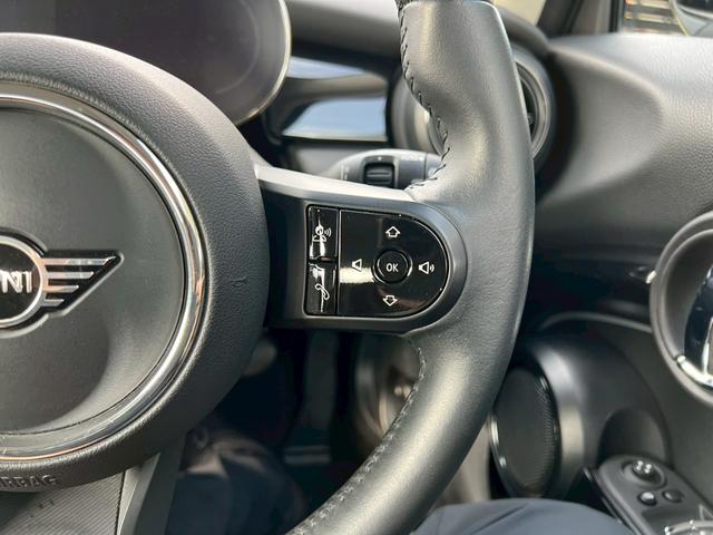 ＭＩＮＩ クーパー　マルチトーンルーフ：クラシックトリム：ボディーカラーナノクホワイト：シートヒーター：ハーフレザーシート：純正ナビ：クルコン：スマートキー×２：Ｂカメラ：前後ソナー：純正１６インチＡＷ：内蔵ルームミラー（30枚目）