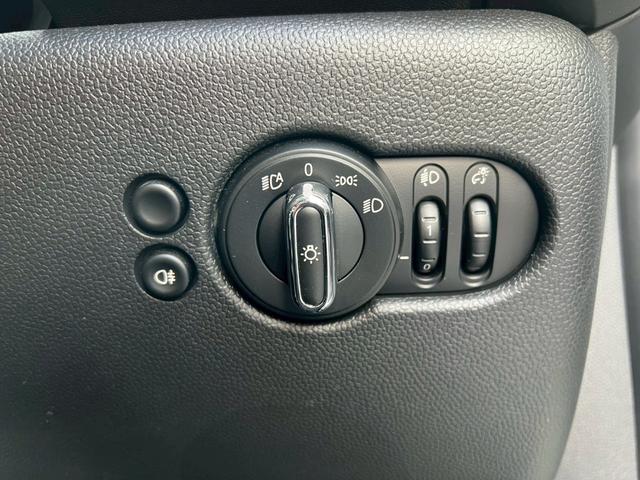 ＭＩＮＩ クーパー　マルチトーンルーフ：クラシックトリム：ボディーカラーナノクホワイト：シートヒーター：ハーフレザーシート：純正ナビ：クルコン：スマートキー×２：Ｂカメラ：前後ソナー：純正１６インチＡＷ：内蔵ルームミラー（31枚目）