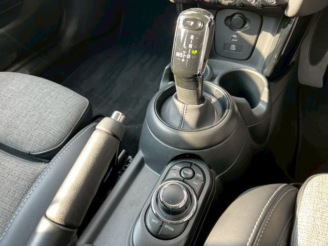 ＭＩＮＩ クーパー　マルチトーンルーフ：クラシックトリム：ボディーカラーナノクホワイト：シートヒーター：ハーフレザーシート：純正ナビ：クルコン：スマートキー×２：Ｂカメラ：前後ソナー：純正１６インチＡＷ：内蔵ルームミラー（33枚目）