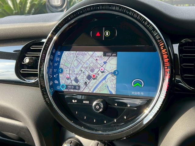 ＭＩＮＩ クーパー　マルチトーンルーフ：クラシックトリム：ボディーカラーナノクホワイト：シートヒーター：ハーフレザーシート：純正ナビ：クルコン：スマートキー×２：Ｂカメラ：前後ソナー：純正１６インチＡＷ：内蔵ルームミラー（34枚目）