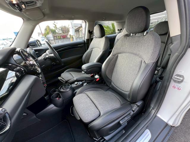 ＭＩＮＩ クーパー　マルチトーンルーフ：クラシックトリム：ボディーカラーナノクホワイト：シートヒーター：ハーフレザーシート：純正ナビ：クルコン：スマートキー×２：Ｂカメラ：前後ソナー：純正１６インチＡＷ：内蔵ルームミラー（39枚目）