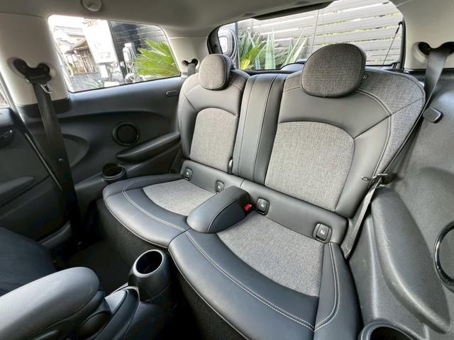 ＭＩＮＩ クーパー　マルチトーンルーフ：クラシックトリム：ボディーカラーナノクホワイト：シートヒーター：ハーフレザーシート：純正ナビ：クルコン：スマートキー×２：Ｂカメラ：前後ソナー：純正１６インチＡＷ：内蔵ルームミラー（40枚目）