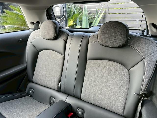 ＭＩＮＩ クーパー　マルチトーンルーフ：クラシックトリム：ボディーカラーナノクホワイト：シートヒーター：ハーフレザーシート：純正ナビ：クルコン：スマートキー×２：Ｂカメラ：前後ソナー：純正１６インチＡＷ：内蔵ルームミラー（41枚目）
