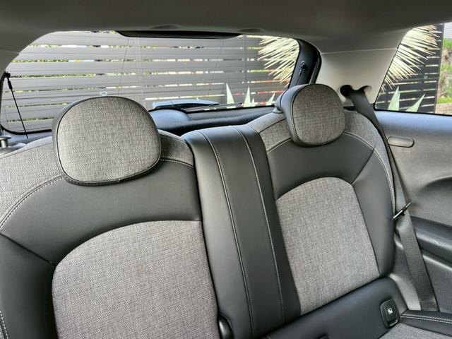 ＭＩＮＩ クーパー　マルチトーンルーフ：クラシックトリム：ボディーカラーナノクホワイト：シートヒーター：ハーフレザーシート：純正ナビ：クルコン：スマートキー×２：Ｂカメラ：前後ソナー：純正１６インチＡＷ：内蔵ルームミラー（43枚目）