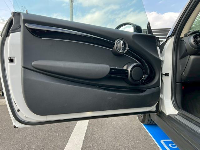 ＭＩＮＩ クーパー　マルチトーンルーフ：クラシックトリム：ボディーカラーナノクホワイト：シートヒーター：ハーフレザーシート：純正ナビ：クルコン：スマートキー×２：Ｂカメラ：前後ソナー：純正１６インチＡＷ：内蔵ルームミラー（46枚目）